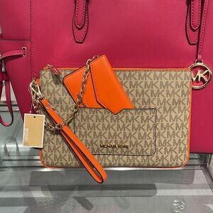MICHAEL KORS JET SET ITEM LG 2 in 1 CARD CASE & WRISTLET
Poppy NWT